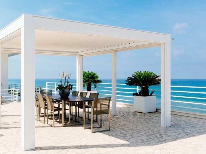 freistehendes Lamellendach auf einer Terrassen am Meer